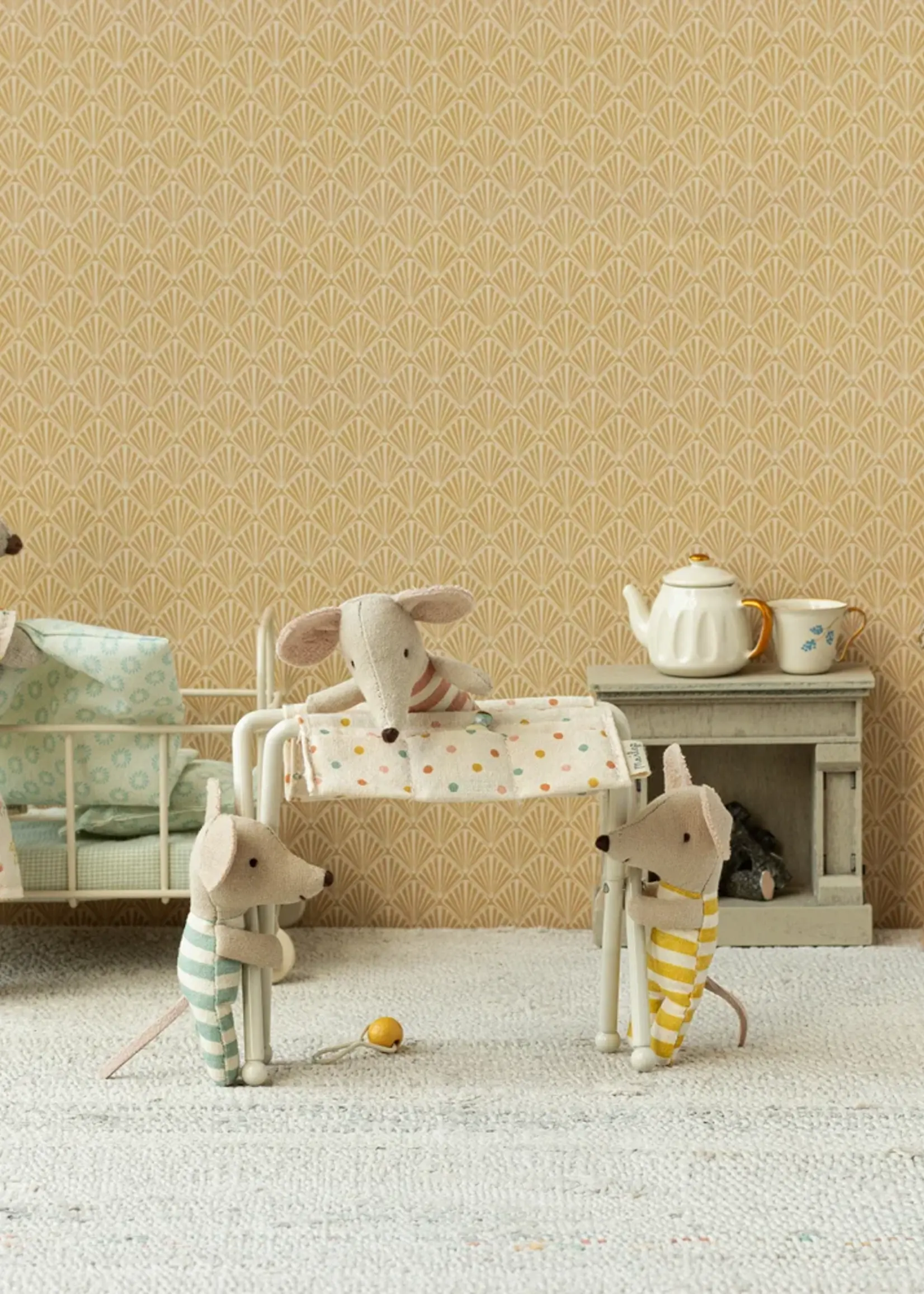 BABY MOUSE NURSERY TABLE
