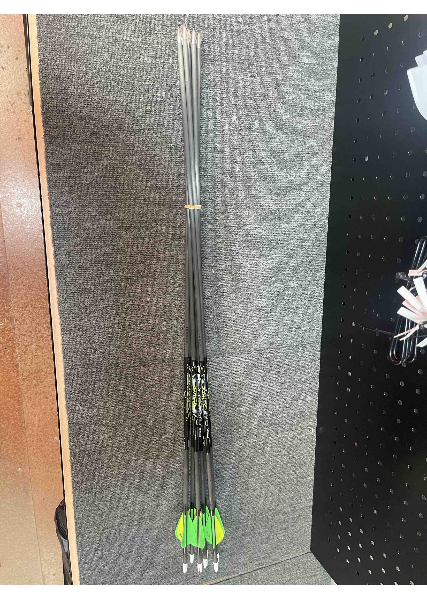 Urban Archery Secondhand Carbon Express Predator XSD 400x x 8