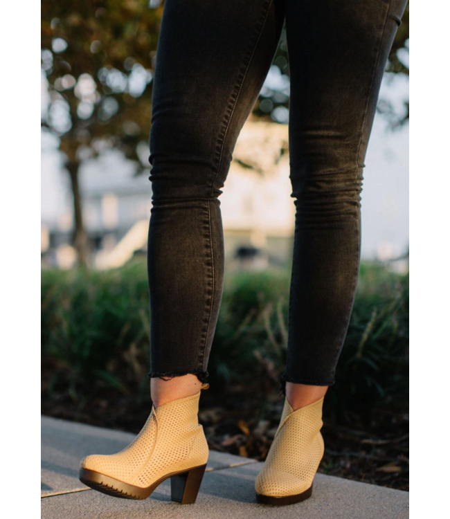 Charleston Shoe Co. Torino Boot -Tan Mesh