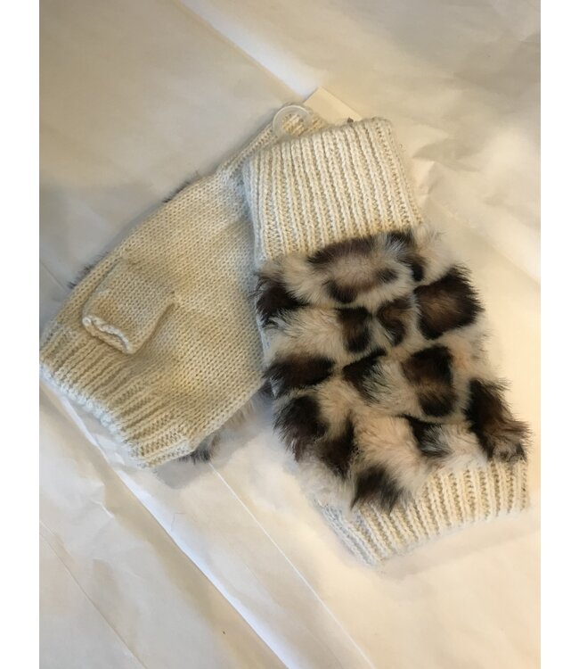 Fingerless gloves with leopard fur