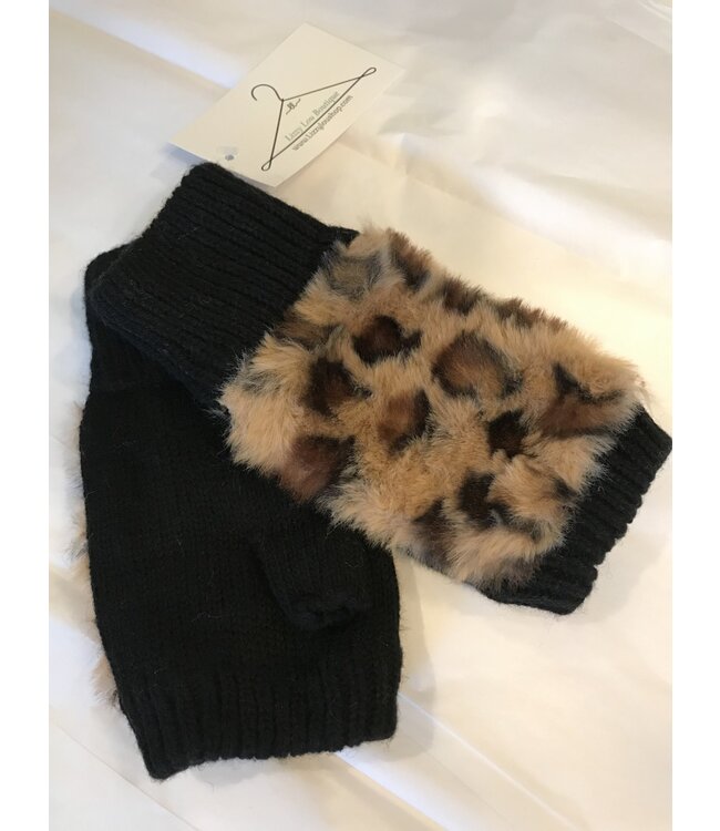 Fingerless gloves with leopard fur