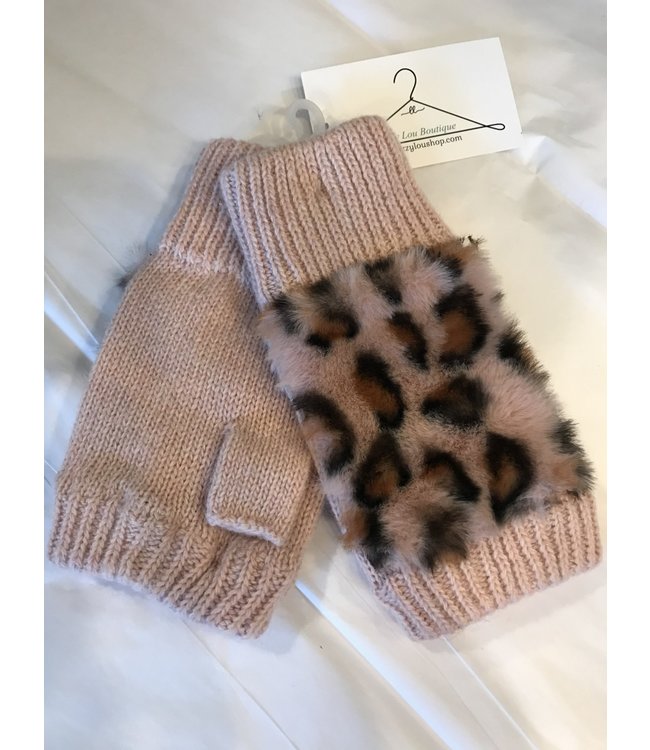Fingerless gloves with leopard fur