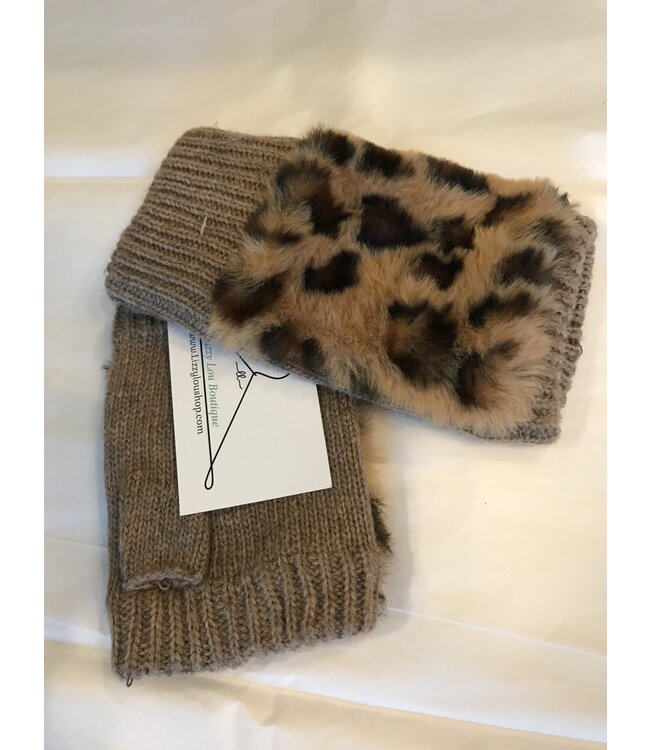 Fingerless gloves with leopard fur