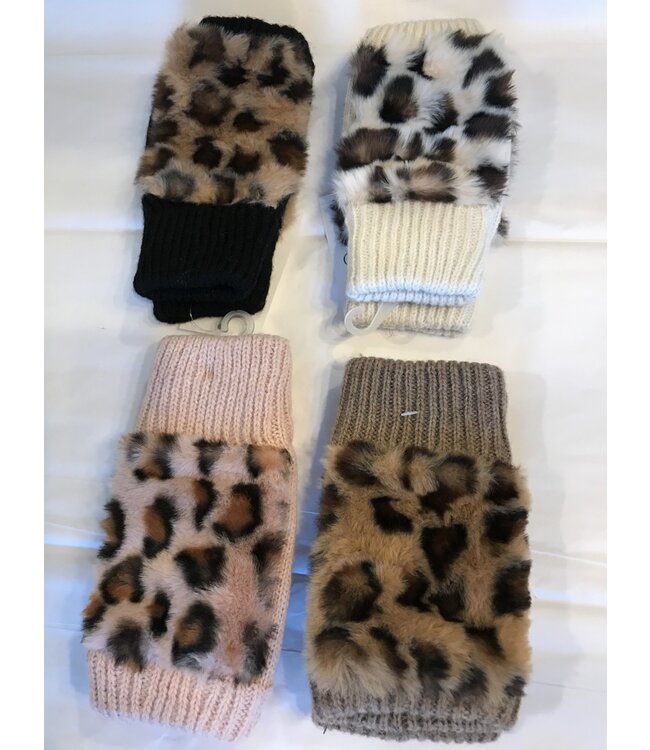 Fingerless gloves with leopard fur
