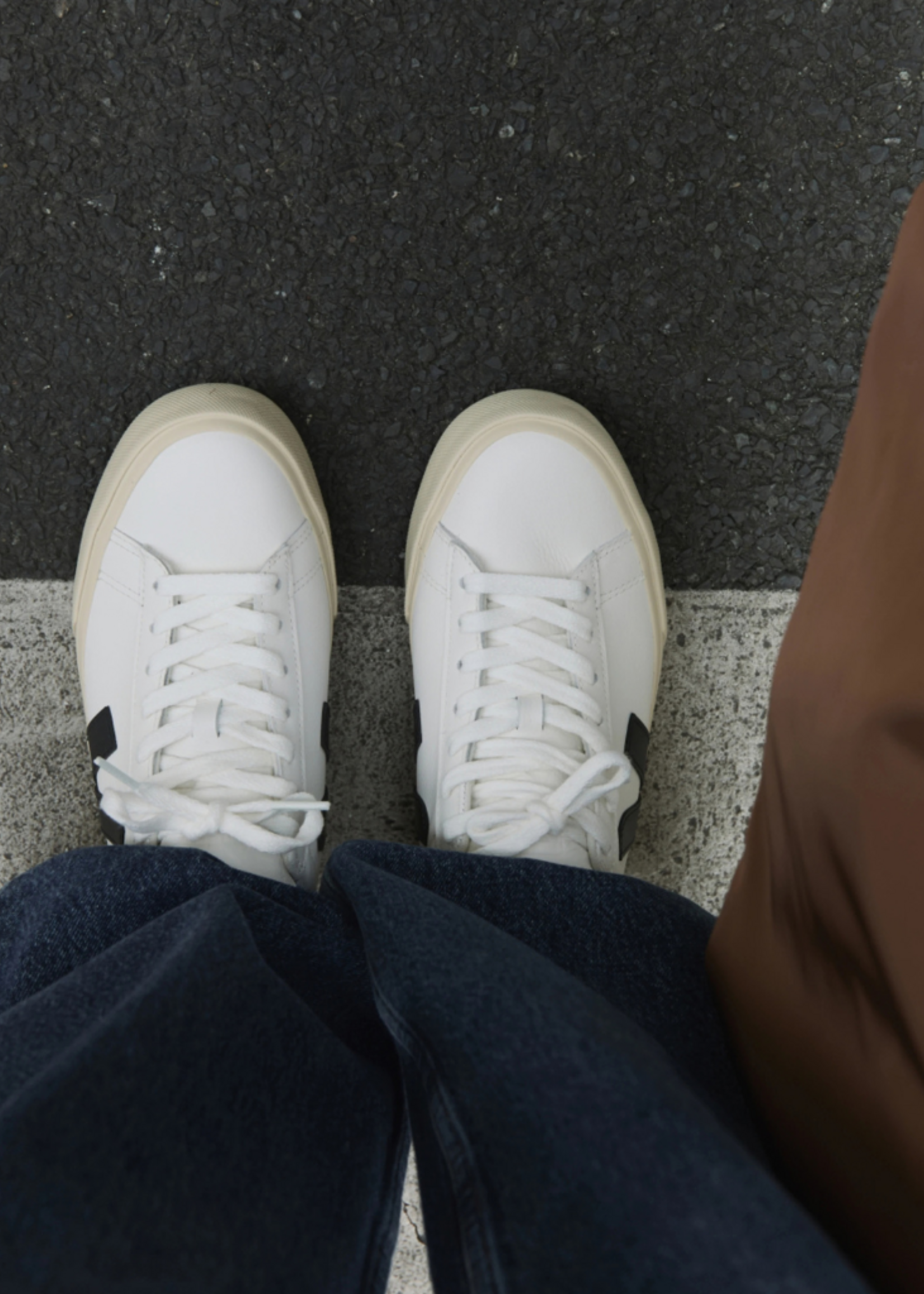 VEJA CAMPO LEATHER EXTRA WHITE BLACK CP0501537B