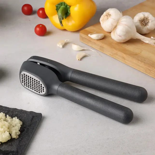 E960017 Classic Garlic Press
