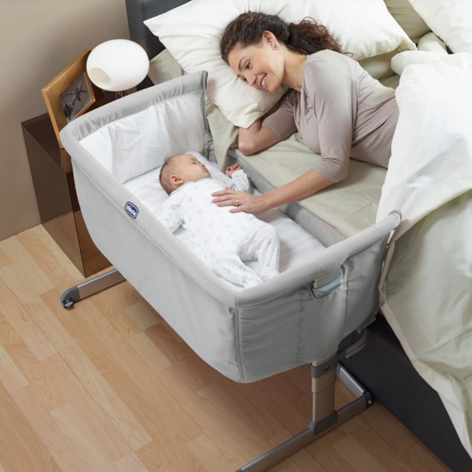 chicco Next2Me Bedside Baby Crib Sand - Co-Sleeping Baby Cot with Mattress,  Detachable Side, Adjustable Height, Mesh Window, Wheels and Travel Bag 