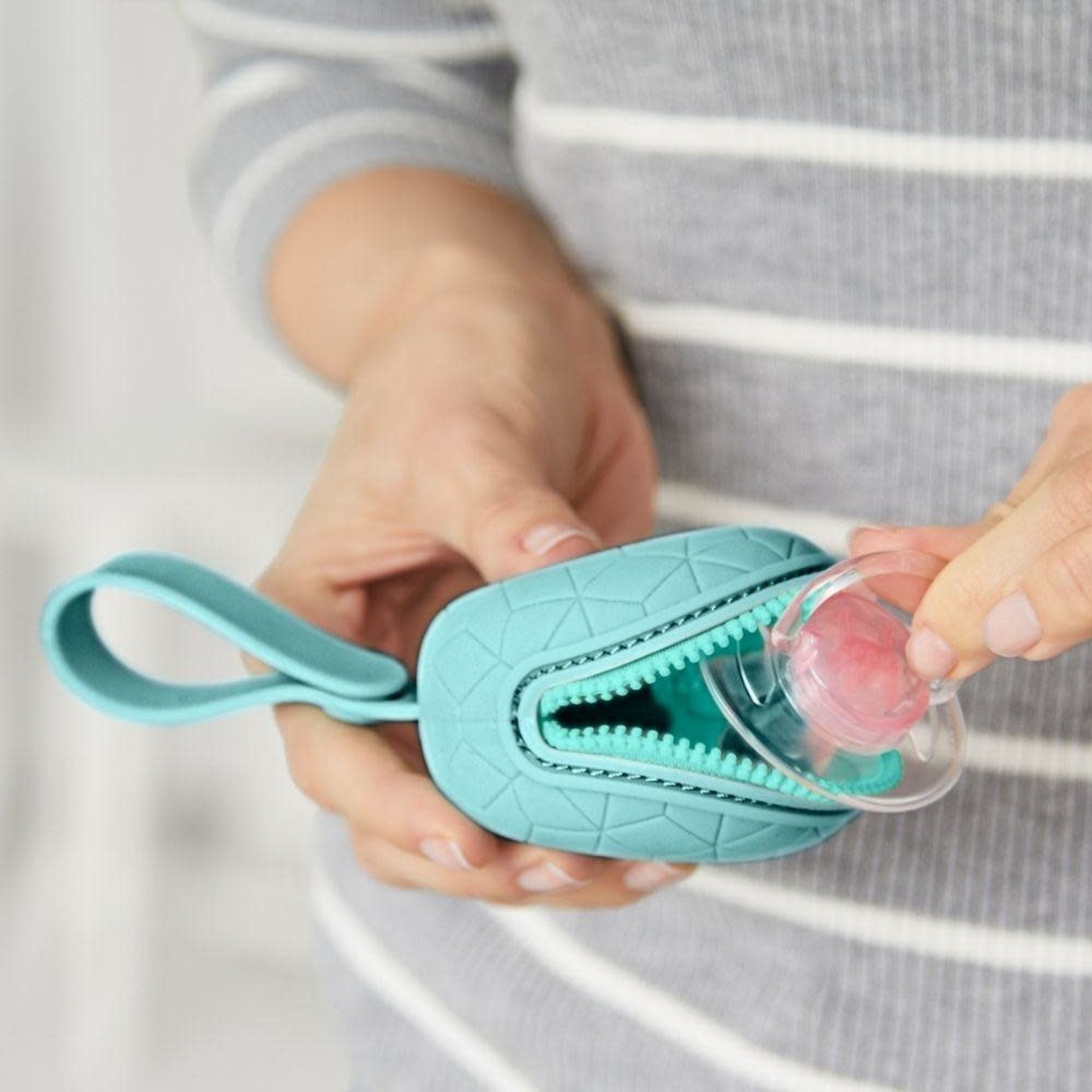 Skip Hop GRAB & GO SILICONE PACIFIER HOLDER- TEAL