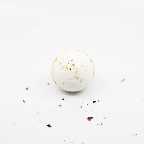 La Creme de la Creme Fizzing Bath Bomb 'The Bumwrap' (Pina Colada) La Creme de la Creme Fizzing Bath Bomb 'The Bumwrap' (Pina Colada)