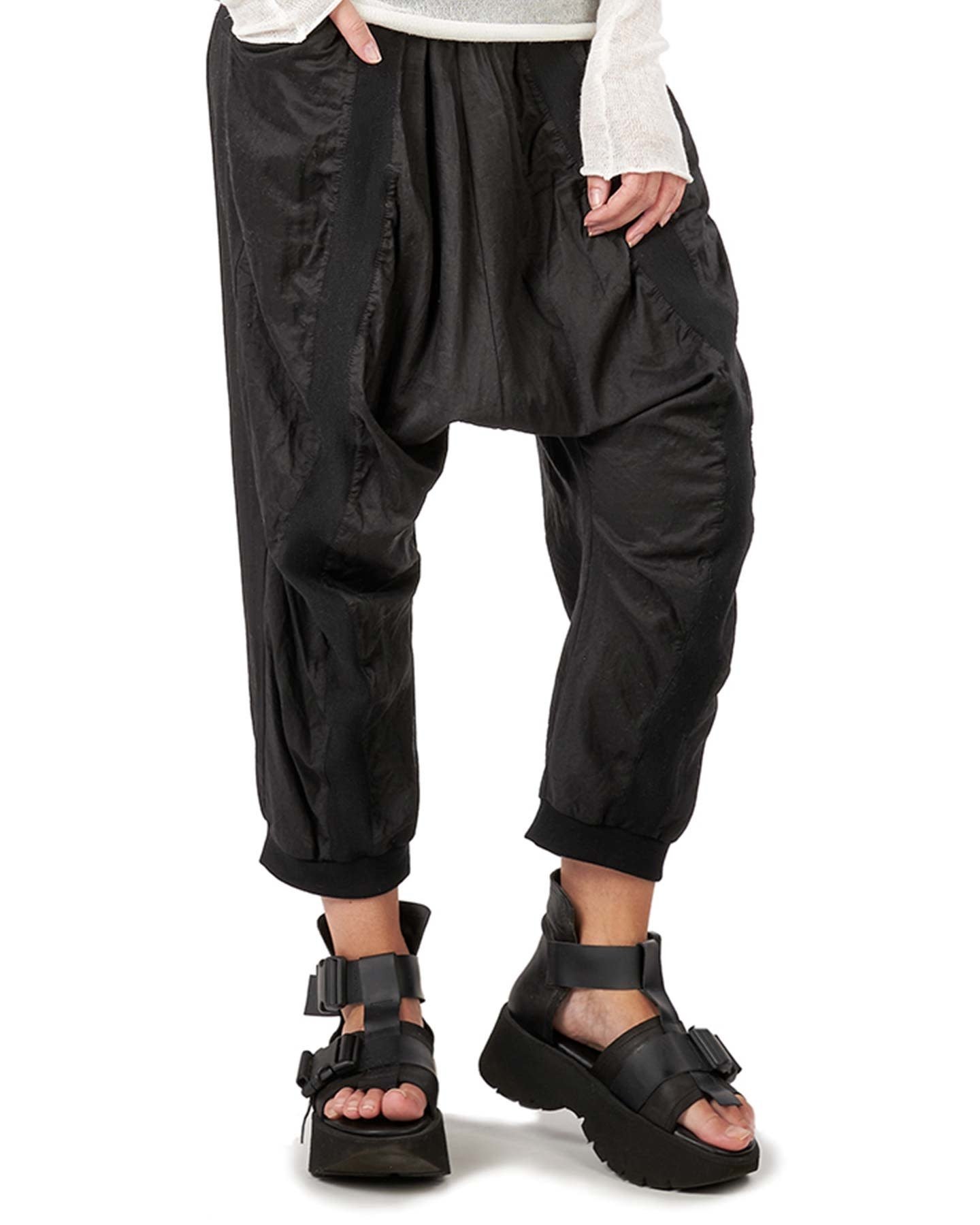 A black drop-crotch trousers for men | Haruco-vert