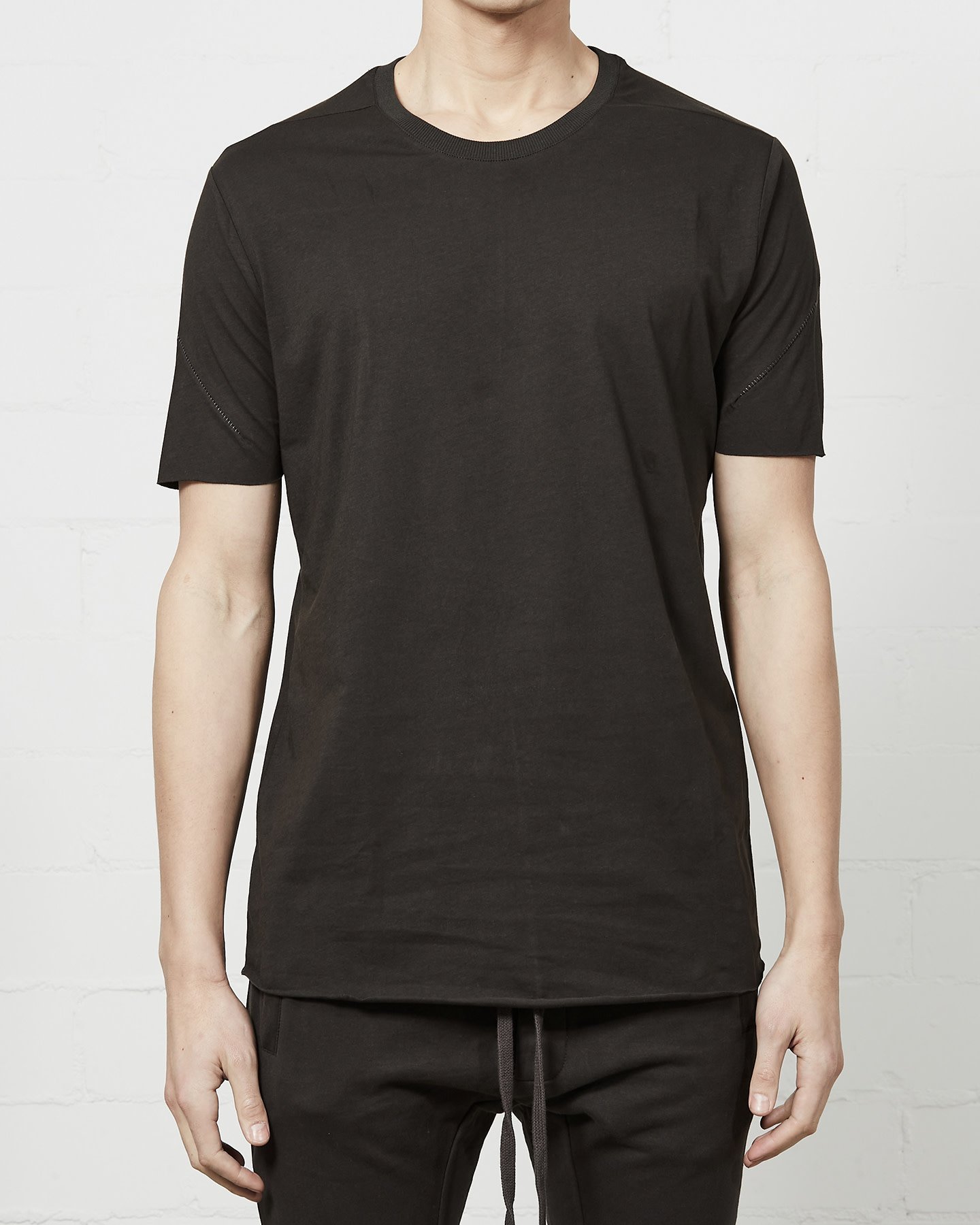 STITCHED BACK FITTED COTTON CREW - BROWN