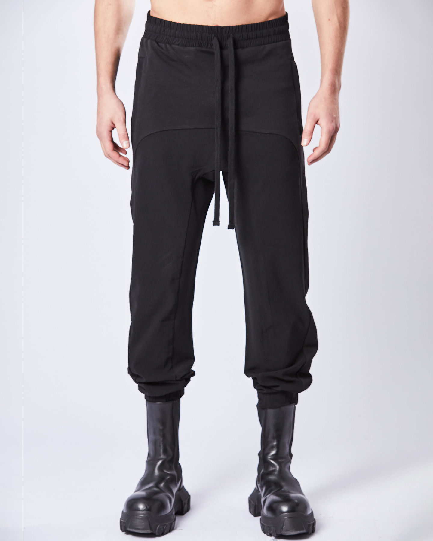 CURVED CONTRAST PANEL STRETCH JOGGER - BLACK