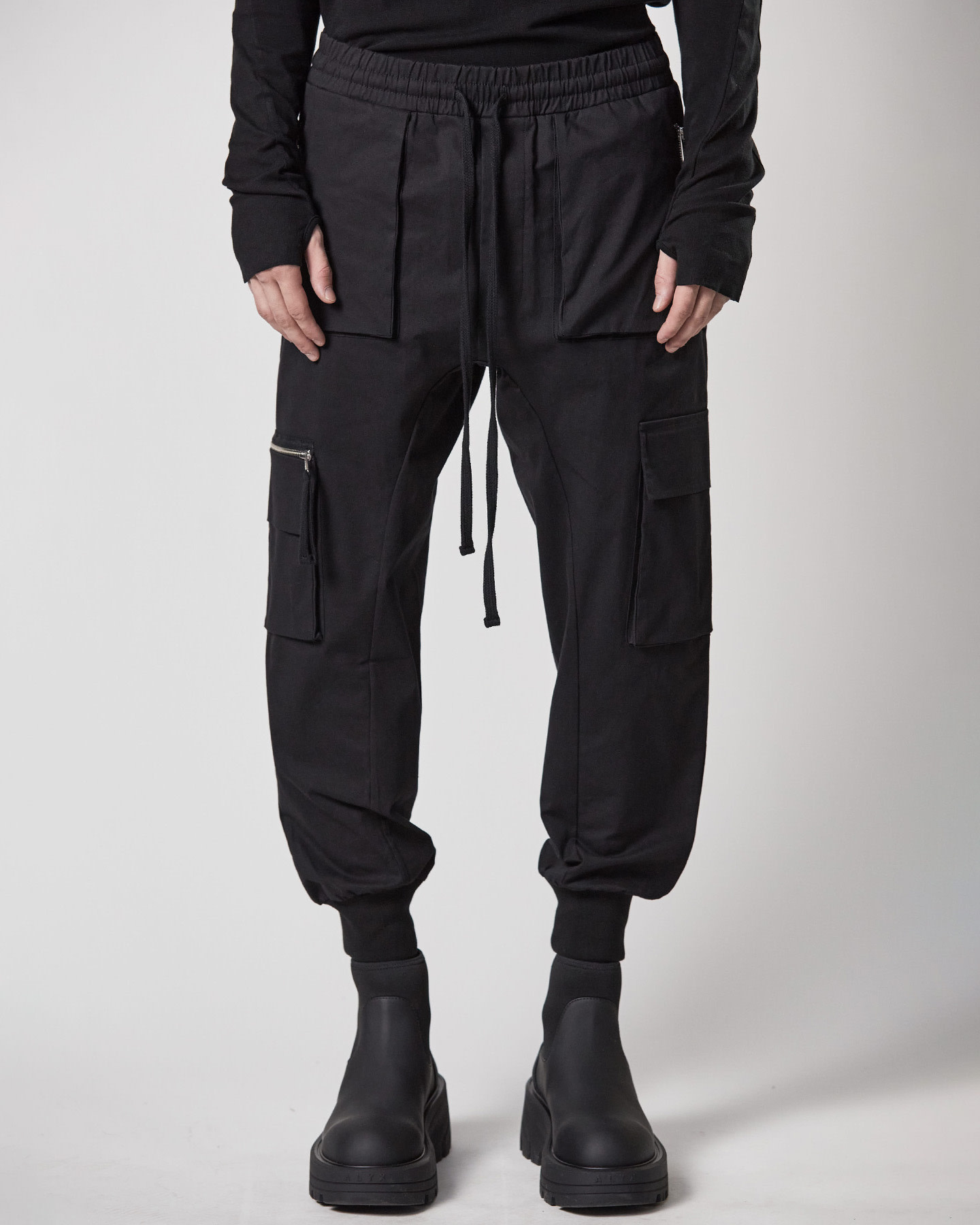 RELAXED STRETCH COTTON CARGO JOGGER W/ ZIPPER DETAIL RELAXED STRETCH COTTON CARGO JOGGER W/ ZIPPER DETAIL
