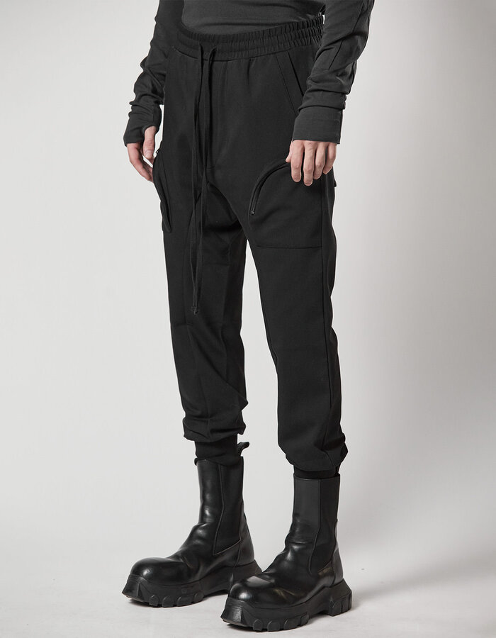 THOM KROM CURVE ZIP POCKET FITTED CARGO JOGGER - BLACK