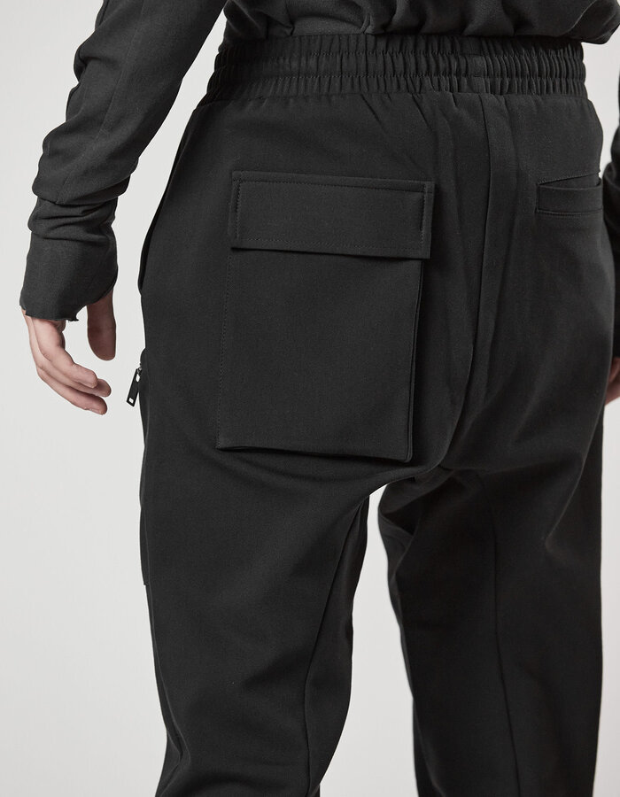 THOM KROM CURVE ZIP POCKET FITTED CARGO JOGGER - BLACK