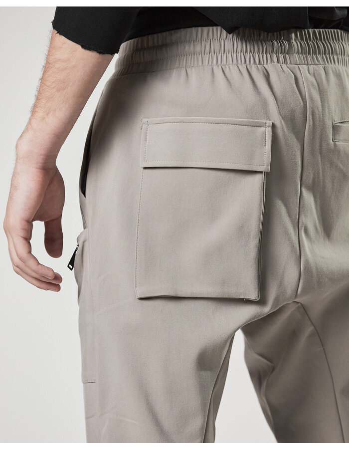THOM KROM CURVE ZIP POCKET FITTED CARGO JOGGER - MOONBEAM