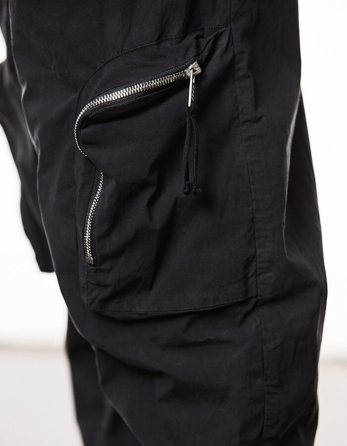THOM KROM LIGHT COTTON CURVE ZIP CARGO TROUSER - BLACK