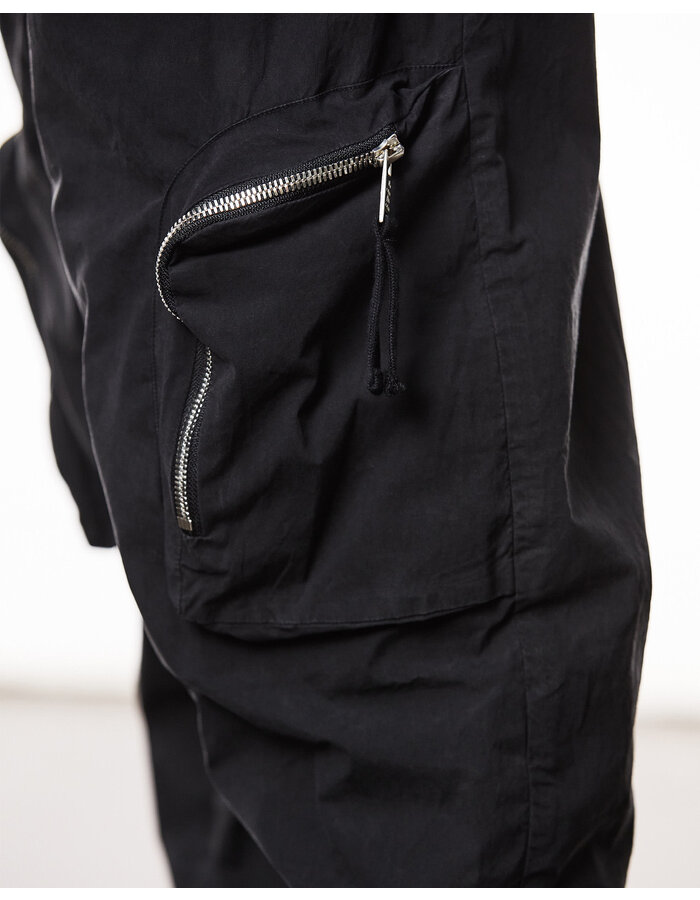 THOM KROM LIGHT COTTON CURVE ZIP CARGO TROUSER - BLACK