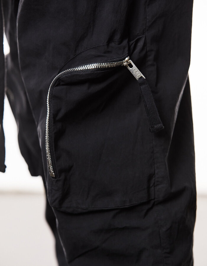 THOM KROM LIGHT COTTON CURVE ZIP CARGO TROUSER - BLACK