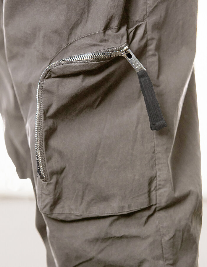 THOM KROM LIGHT COTTON CURVE ZIP CARGO TROUSER - ROCK