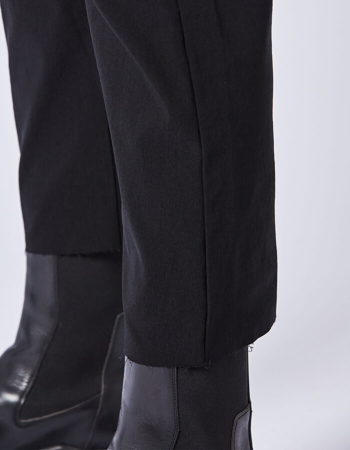 THOM KROM VISCOSE & NYLON 3D POCKET CROPPED TROUSER - BLACK