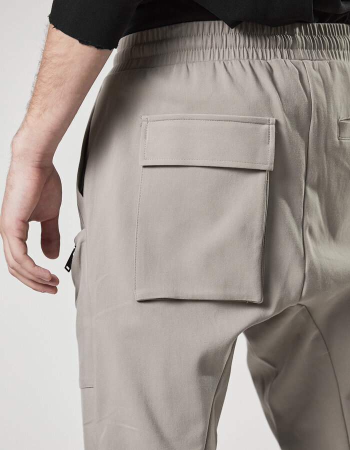 THOM KROM CURVE ZIP POCKET FITTED CARGO JOGGER - MOONBEAM