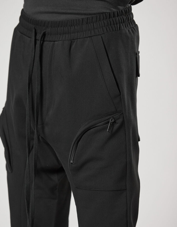 THOM KROM CURVE ZIP POCKET FITTED CARGO JOGGER - BLACK