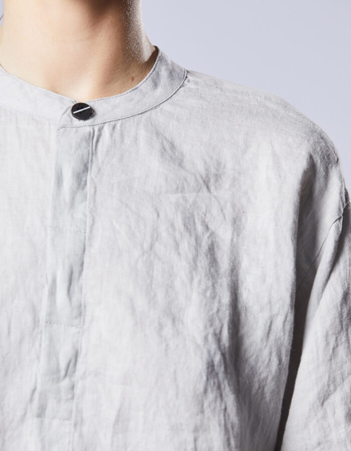 THOM KROM CROPPED LINEN MANDARIN SHIRT WITH ELASTIC CUFF - SILVER