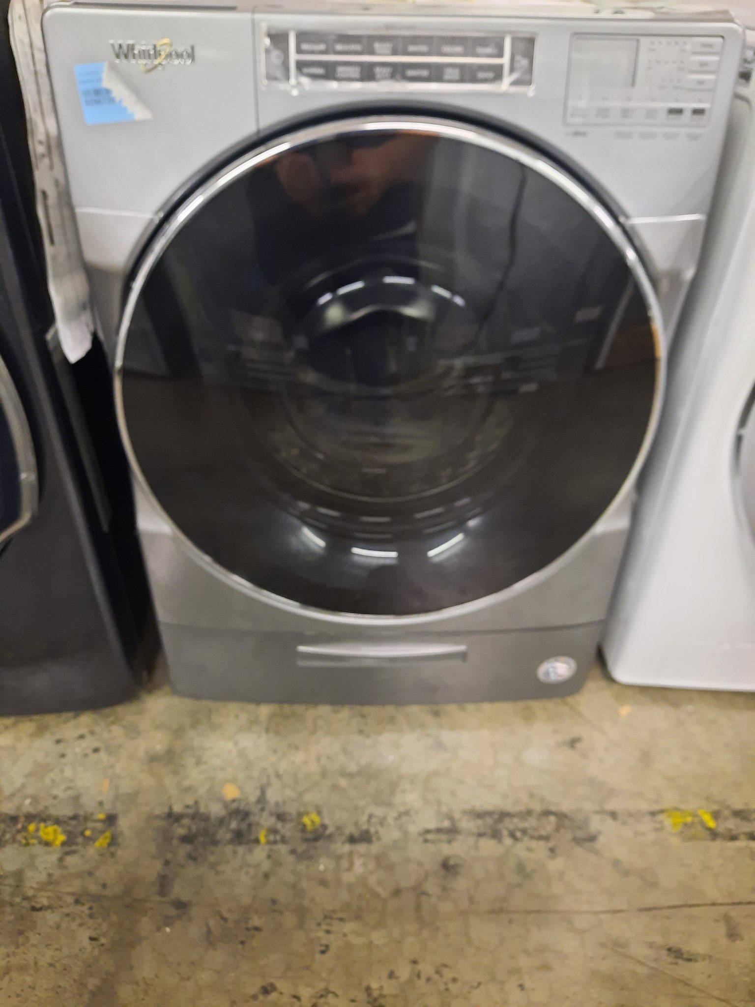 Whirlpool *WFW8620HC  5.0 cu ft High Efficiency Chrome Shadow Front Load Washing Machine with Load & Go XL Dispenser