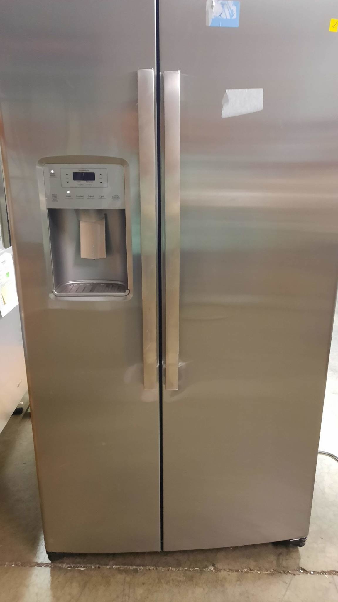 GE *GE GSS25IYNHFS 25.1 cu. ft. Side by Side Refrigerator in Fingerprint Resistant Stainless Steel