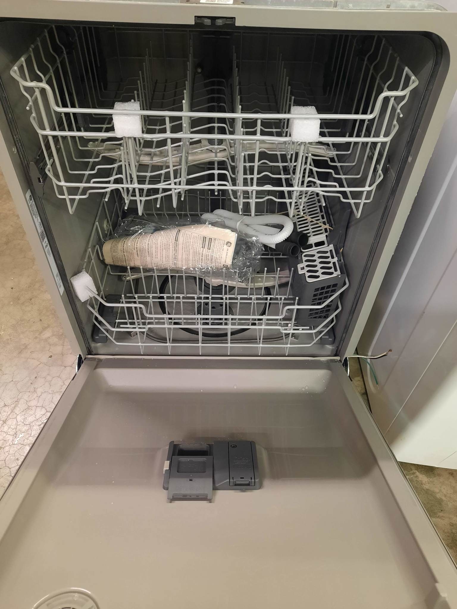 GE GE GDF510PSMSS NIB 24 in. Front Control Built-in Tall Tub Dishwasher in Stainless, 59 dBA