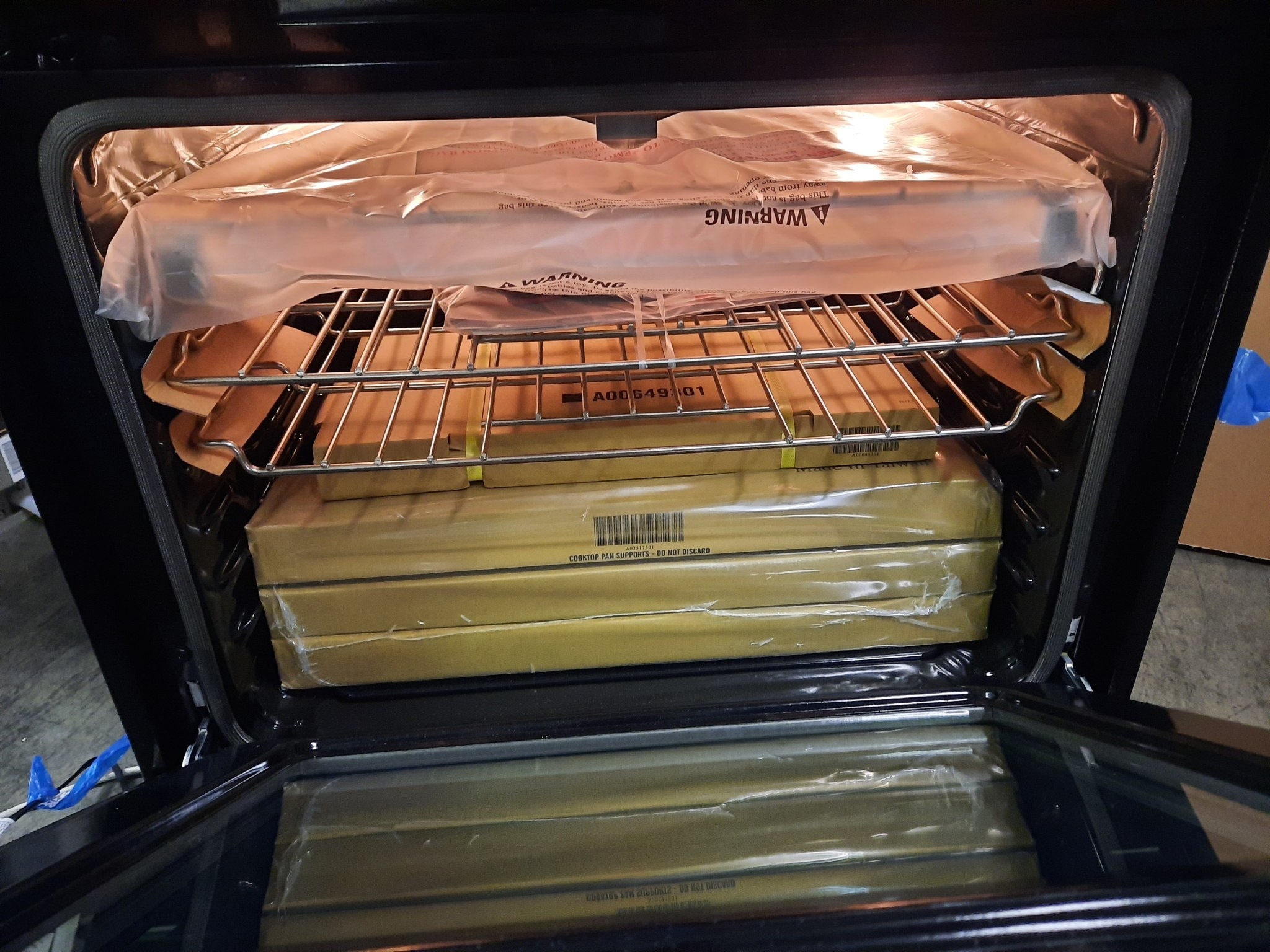 Frigidaire FPGH3077RFE  Professional 5 Burners 5.1-cu ft Self-Cleaning True Convection Gas Range (Smudge-Proof Stainless Steel) (Common: 30-in; Actual: 29.88-in)