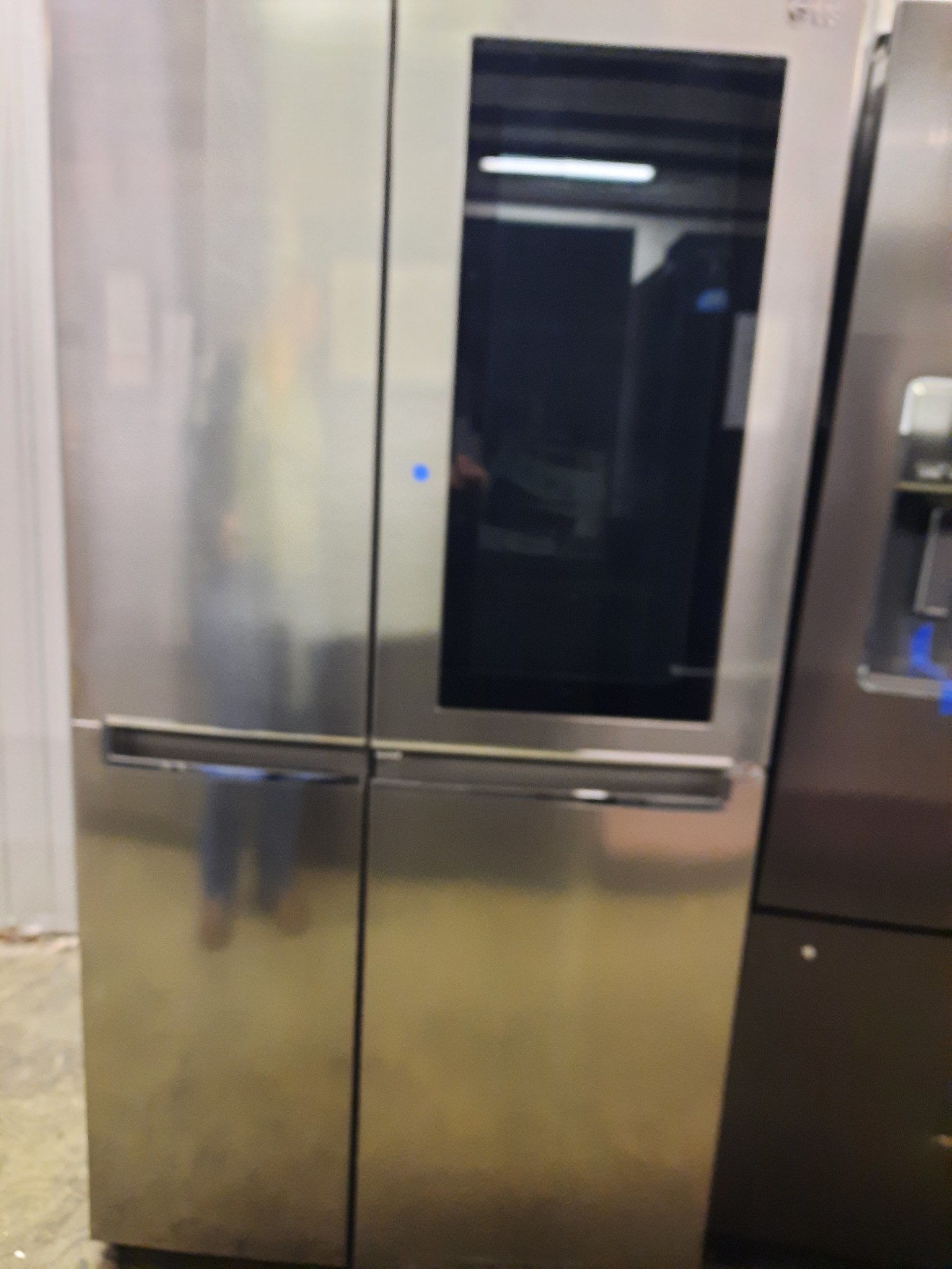 LG LG LRSES2706V  InstaView 26.8-cu ft Side-by-Side Refrigerator with Ice Maker (Platinum Silver)