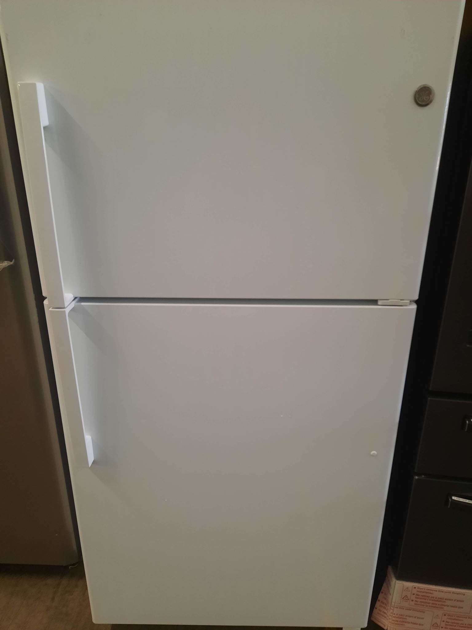 GE *GTS22KGNRWW  21.9 Cu. Ft. Garage-Ready Top-Freezer Refrigerator - White