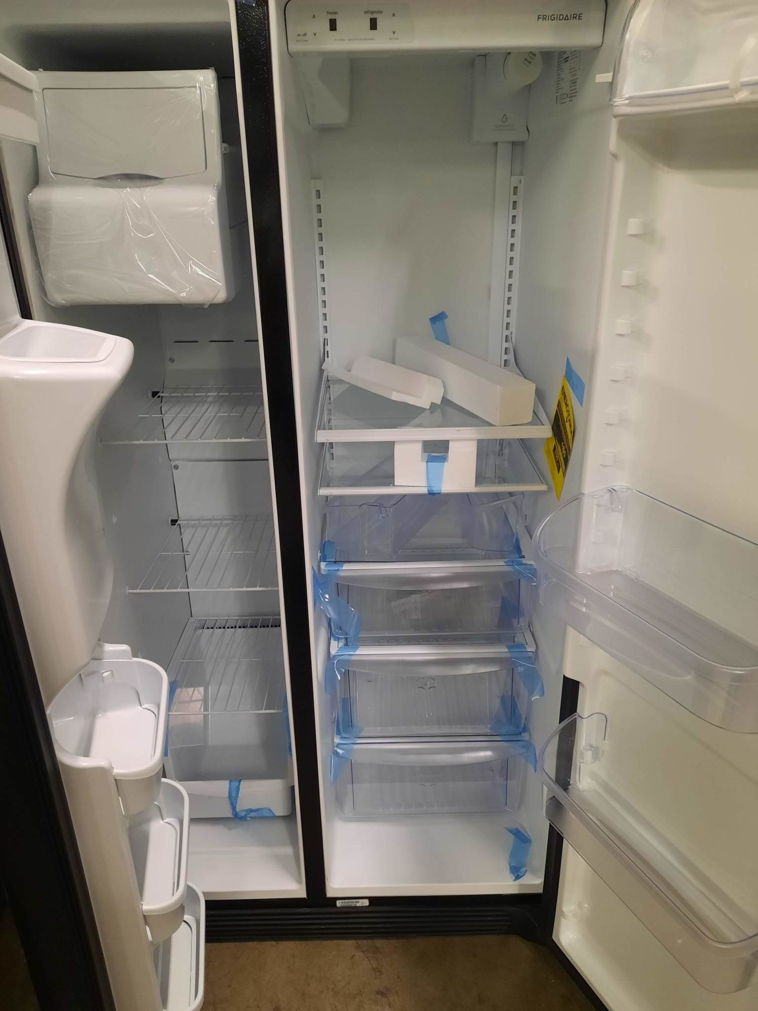 Frigidaire Frigidaire LFSS2612TE3 25.5 cu. ft. Side by Side Refrigerator in Black