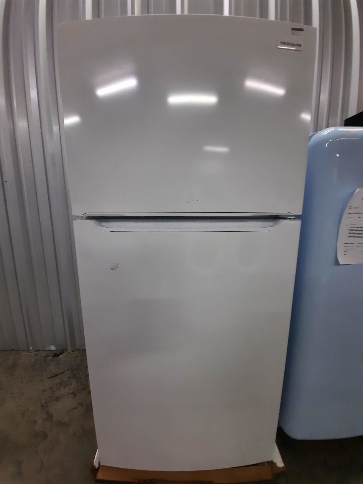 Frigidaire *Frigidaire  FFHT1835VW  18.3-cu ft Top-Freezer garage ready Refrigerator (White) ENERGY STAR