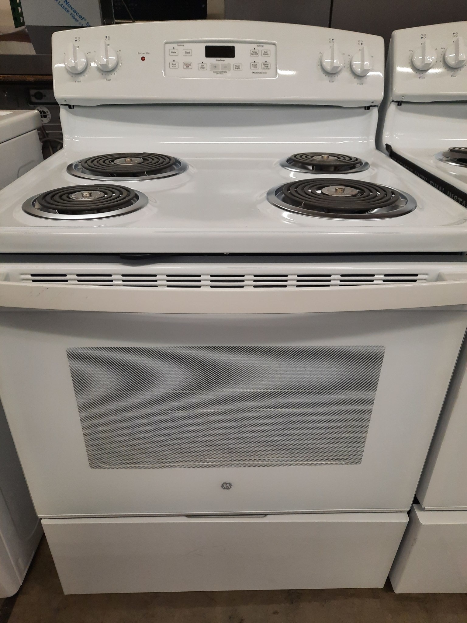 GE GE  JB256DMWW  30-in 4 Elements 5-cu ft Self-Cleaning Freestanding Electric Range (White)