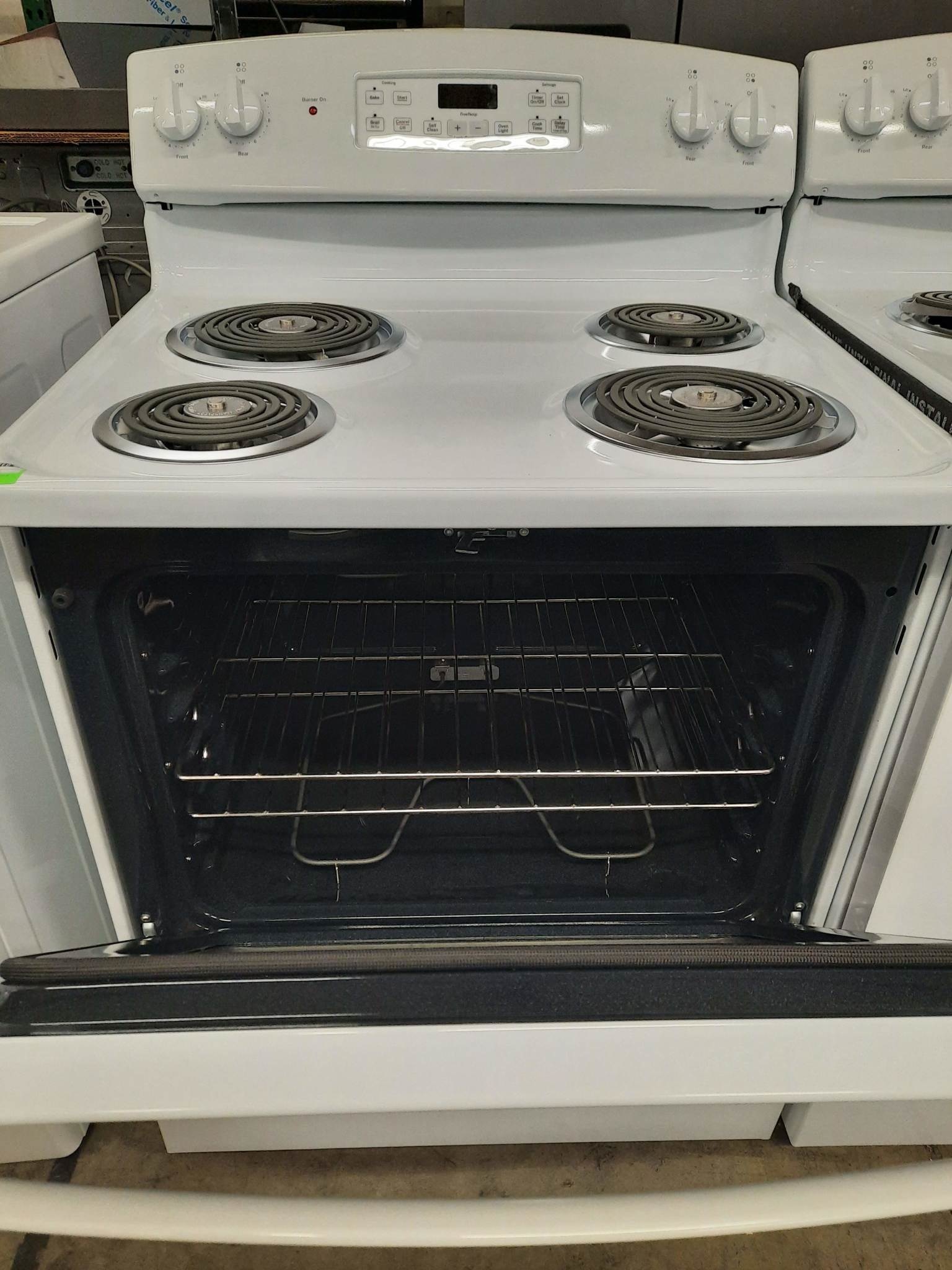 GE GE  JB256DMWW  30-in 4 Elements 5-cu ft Self-Cleaning Freestanding Electric Range (White)