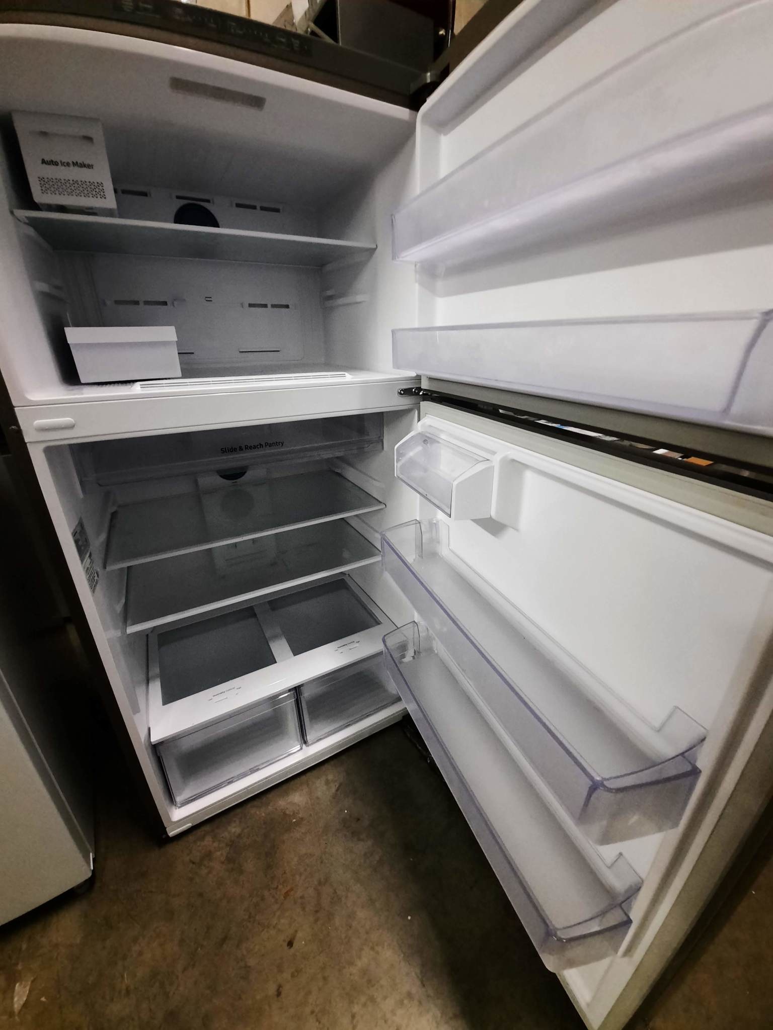 Samsung Samsung RT21M6215SR  21.1 Cu. Ft. Top-Freezer Refrigerator with FlexZone™ and Ice Maker - Stainless steel