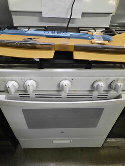 GE *JGBS66DEKWW 30 in. 5.0 cu. ft. Freestanding Gas Range in White with Griddle