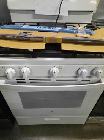 GE *JGBS66DEKWW 5.0 ft Gas Range with Steam Cleaning Oven in White