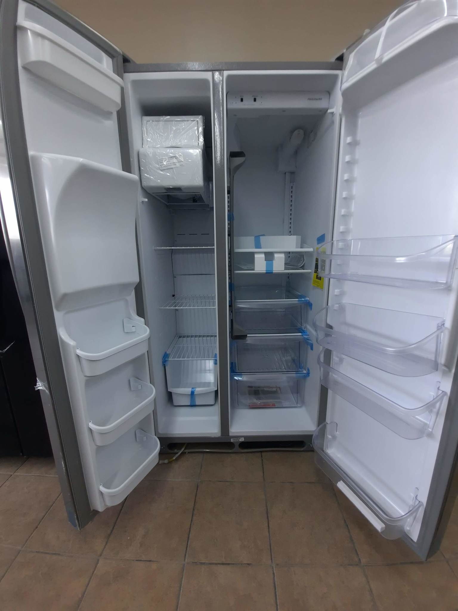 Frigidaire Frigidaire LFSS2612TF4 25.5-cu ft Side-by-Side Refrigerator with Ice Maker (EasyCare Stainless Steel)