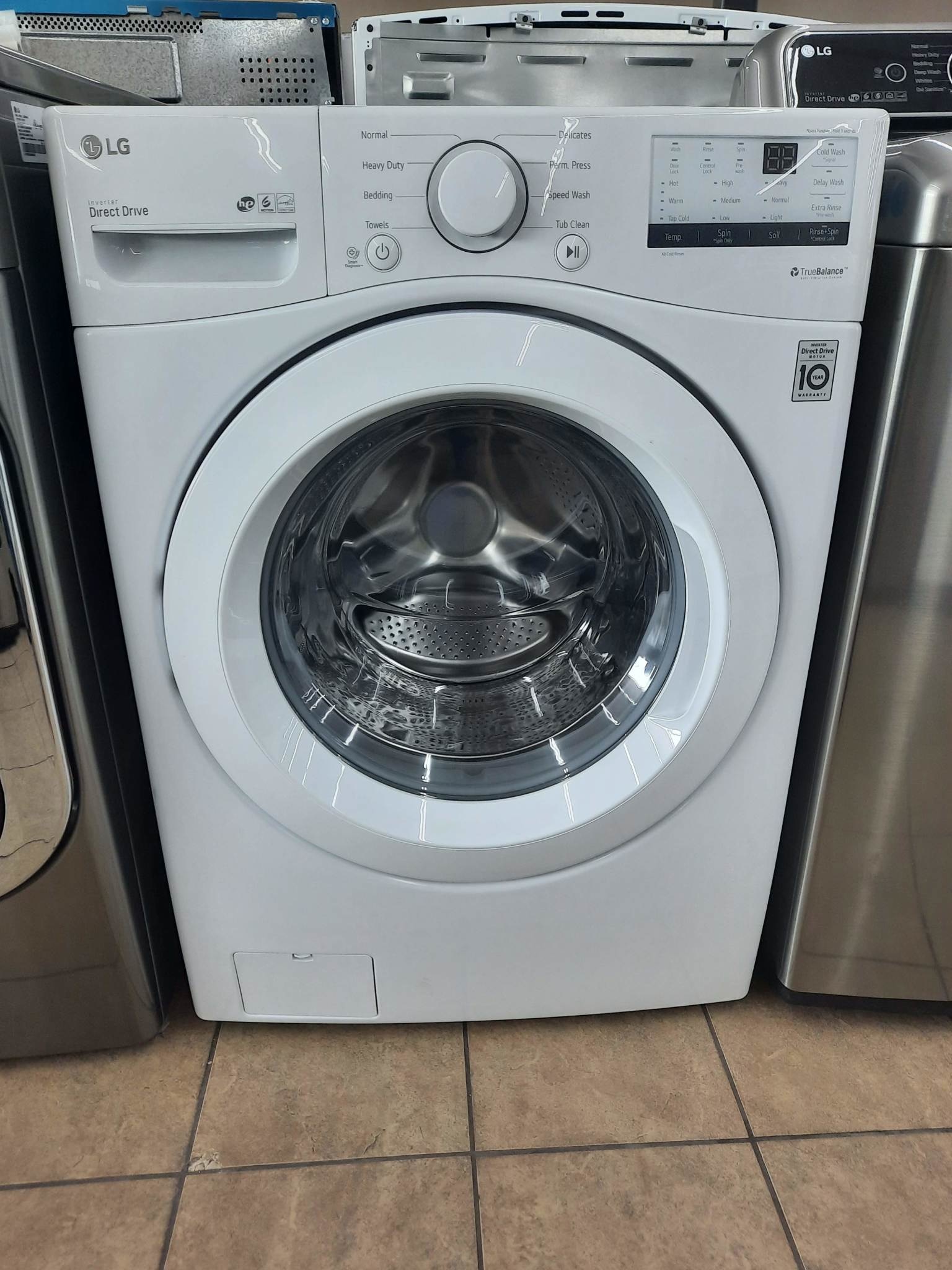 LG LG WM3400CW 4.5 cu. ft. Ultra Large Capacity White Front Load Washing Machine with Coldwash Technology