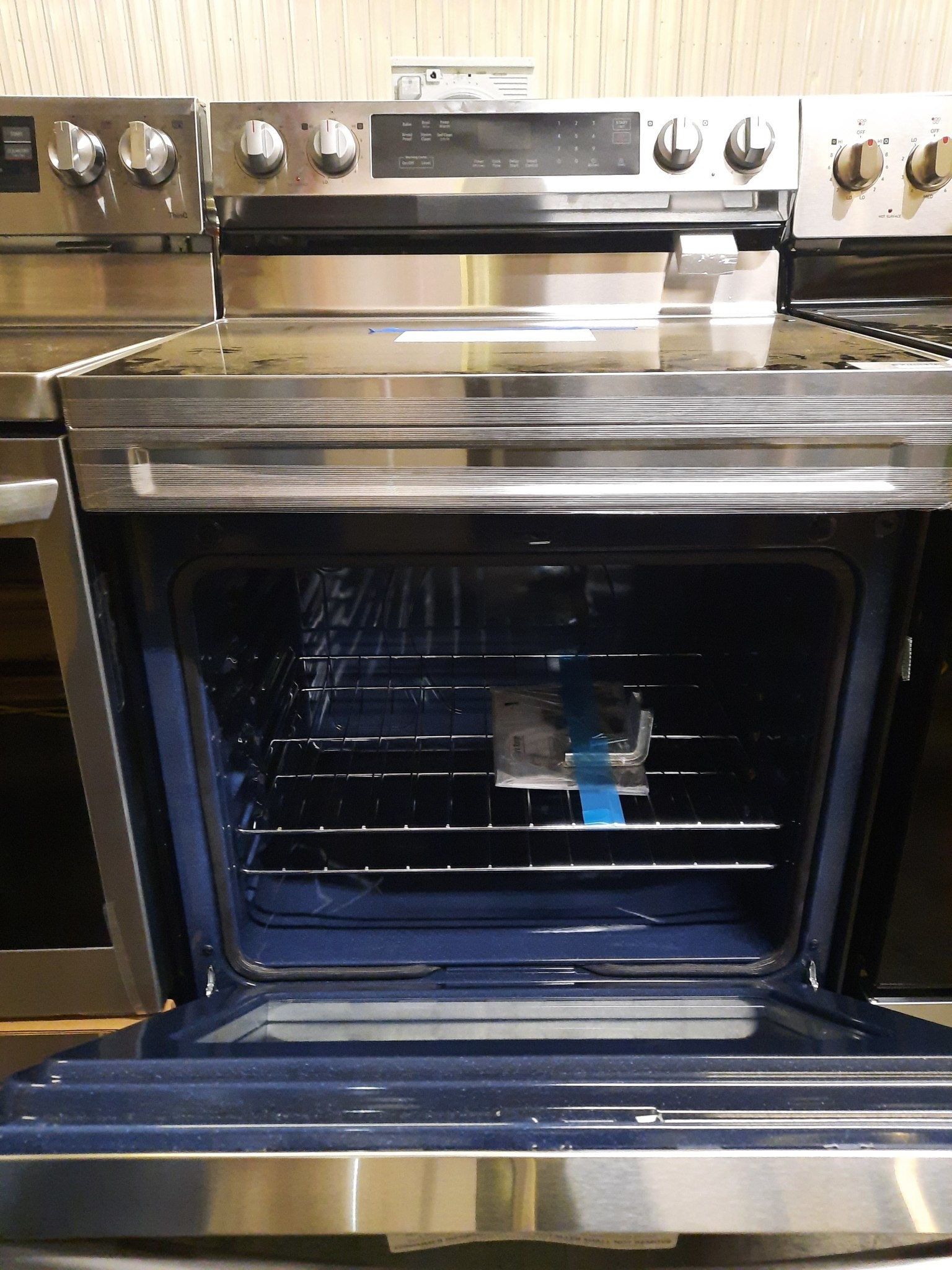 Samsung *NE63A6311SS   6.3 cu. ft. Smart Freestanding Electric Range with Rapid Boil and Self Clean in Stainless Steel