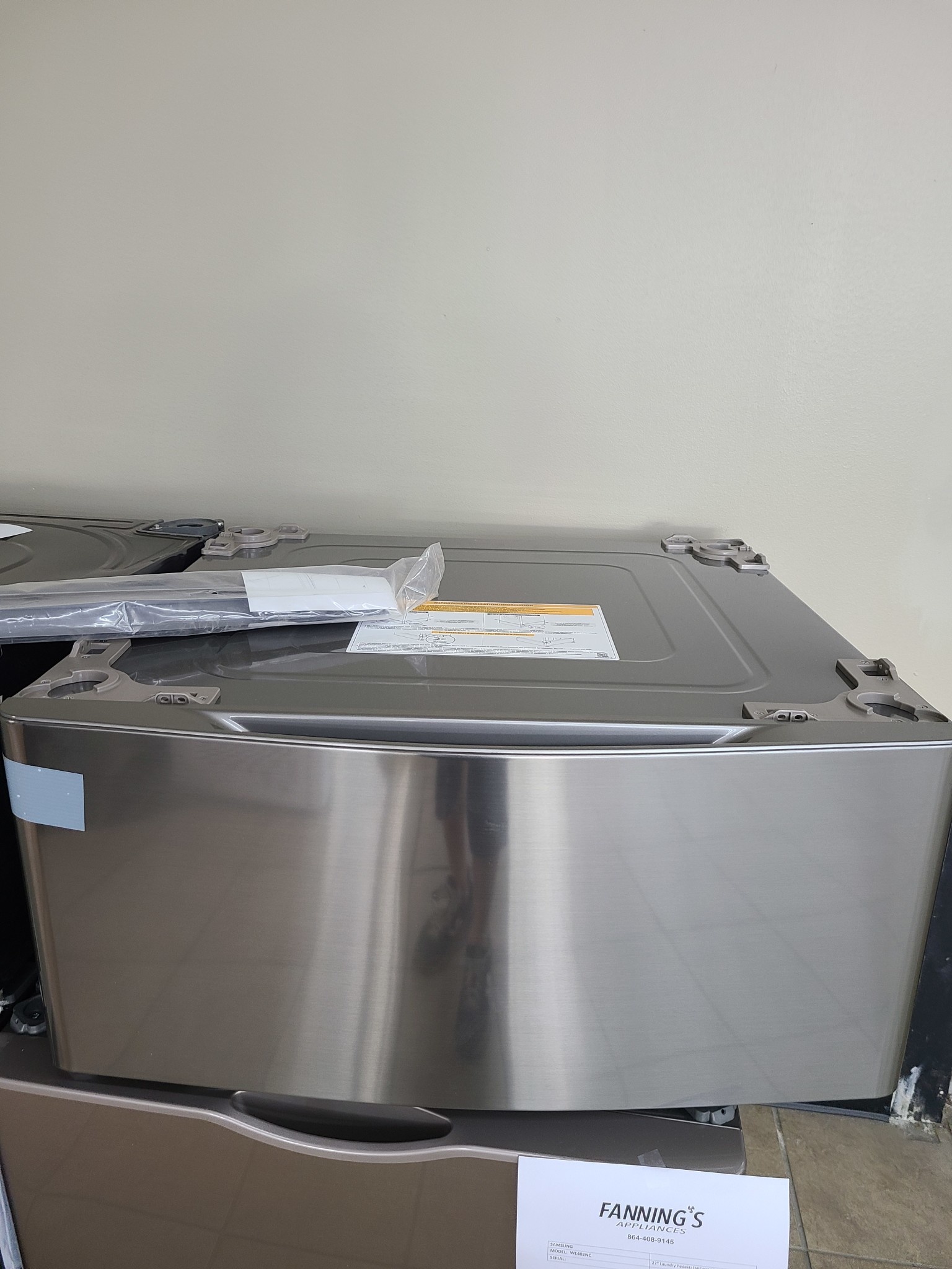 LG *WDP5V  29 in. Laundry Pedestal with StoraDrawer for Washers and Dryers in Graphite Steel