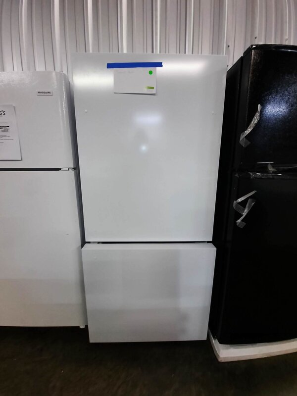 Hisense *Hisense HRB171N6AWE  17.2-cu ft Counter-Depth Bottom-Freezer Refrigerator (White) ENERGY STAR