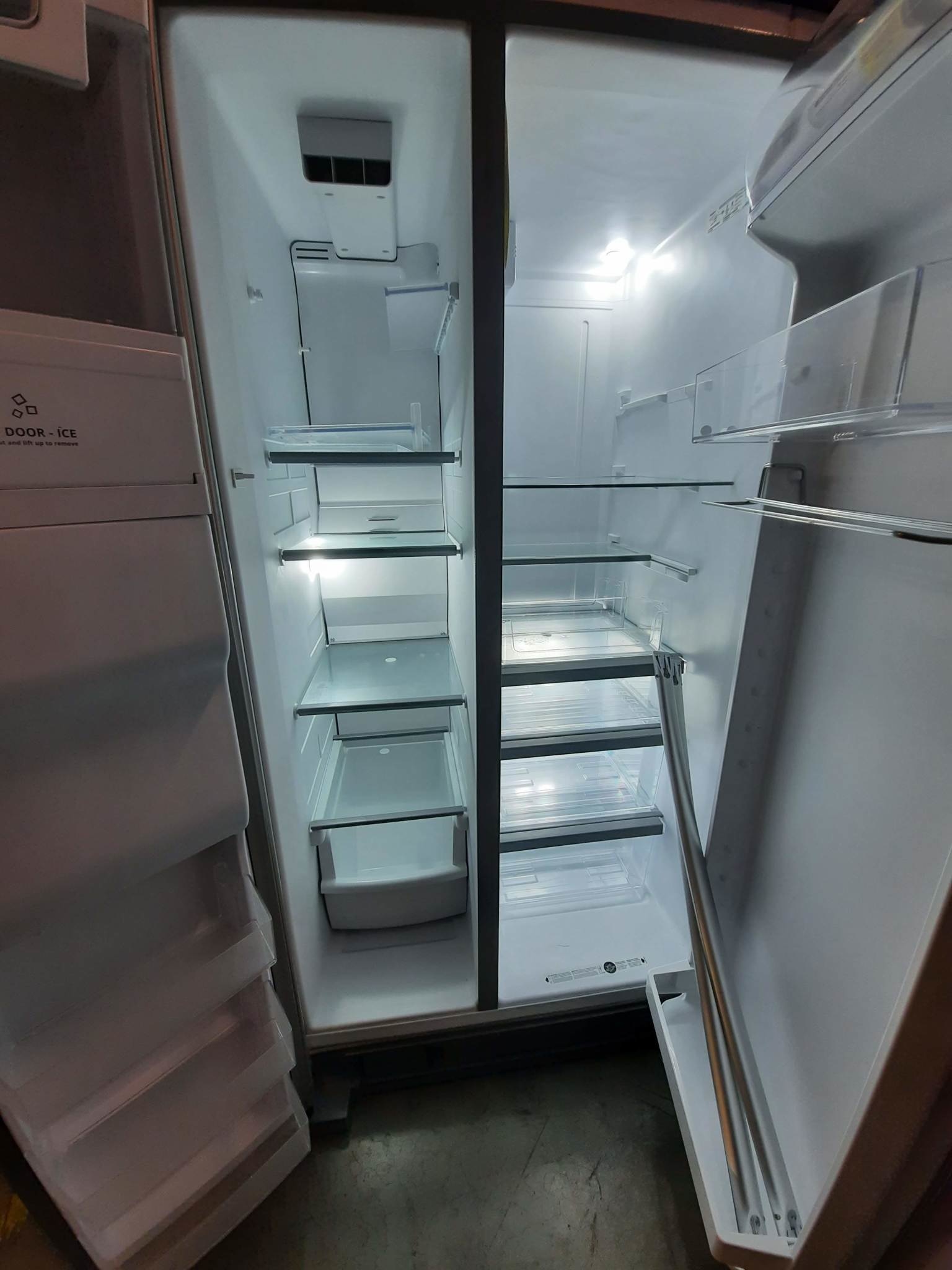 *Whirlpool WRS555SIHZ 24.5cu ft SidebySide Refrigerator with Ice Maker (Fingerprint Resistant