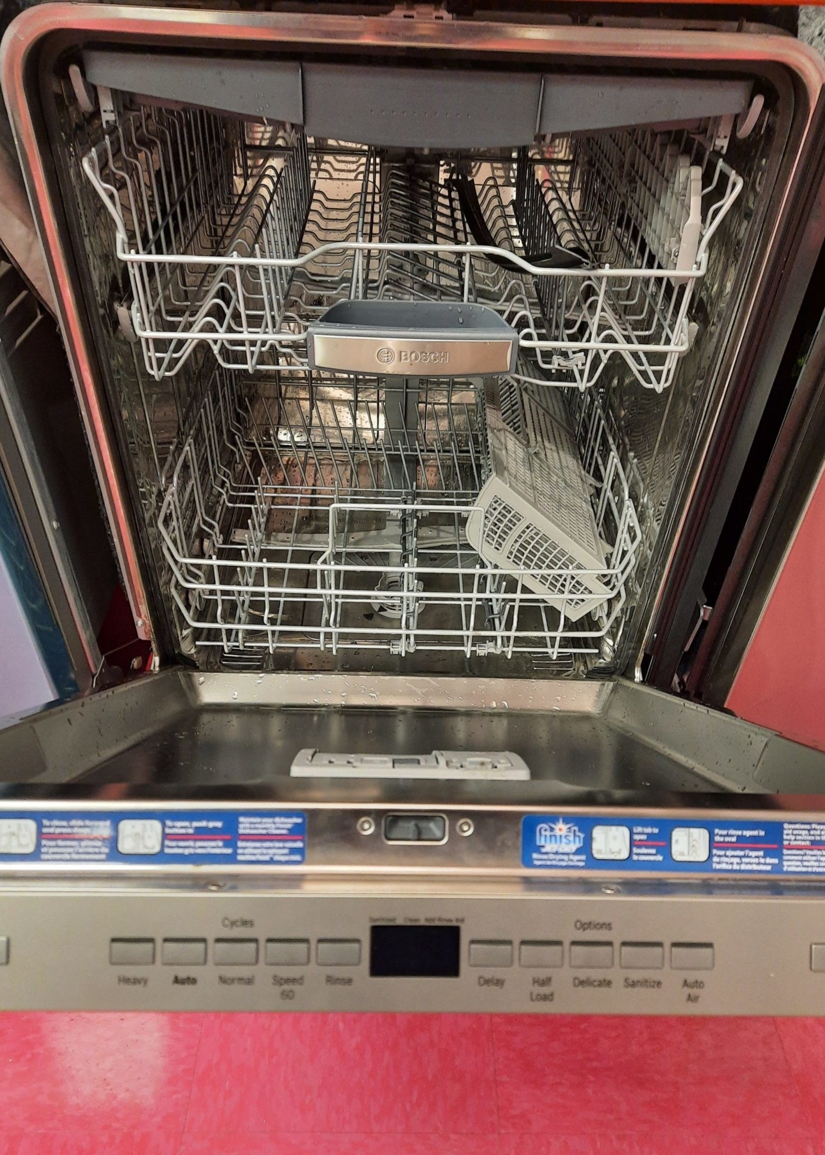 Bosch *Bosch 24" SHPM65Z55N 500 Series 24" Top Control Built-In Dishwasher with AutoAir, Stainless Steel Tub, 3rd Rack, 44 dBa - Stainless steel
