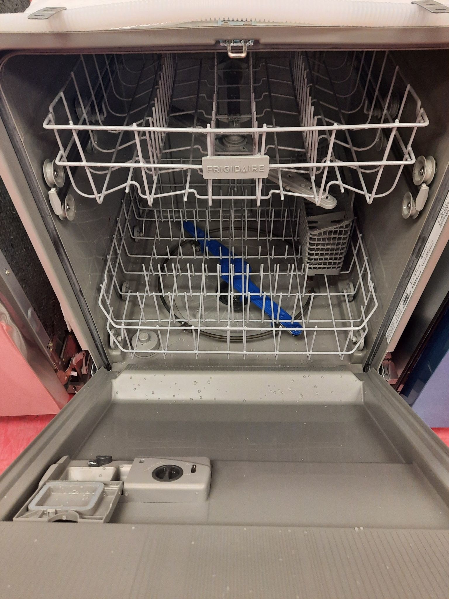 Frigidaire *FFCD2413UW 60-Decibel Front Control 24-in Built-In Dishwasher (White) ENERGY STAR