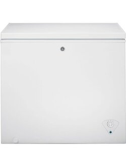 GE *FCM7STWW  Garage Ready 7-cu ft Manual Defrost Chest Freezer (White)
